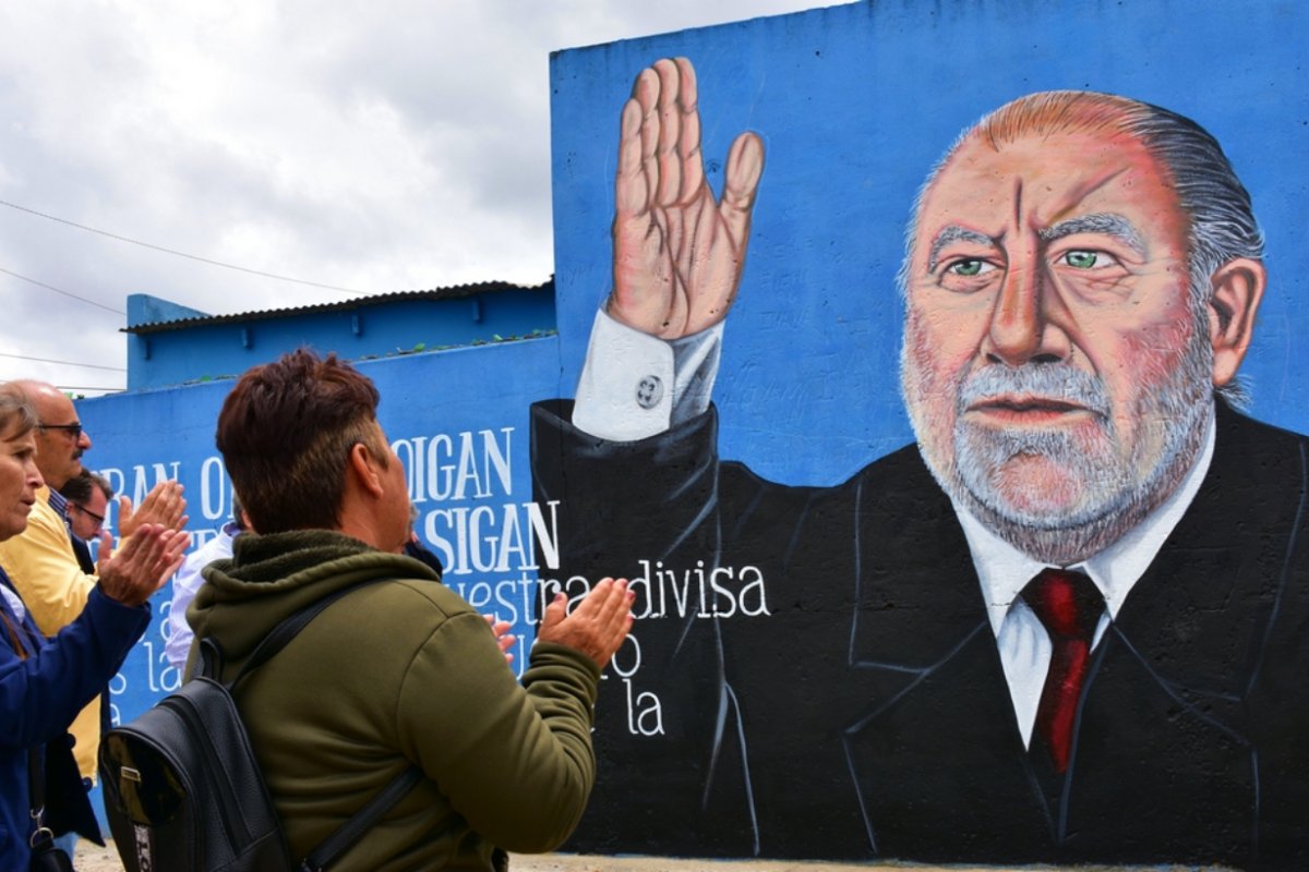 El mural fue pintado por Jorge Z&aacute;rate.