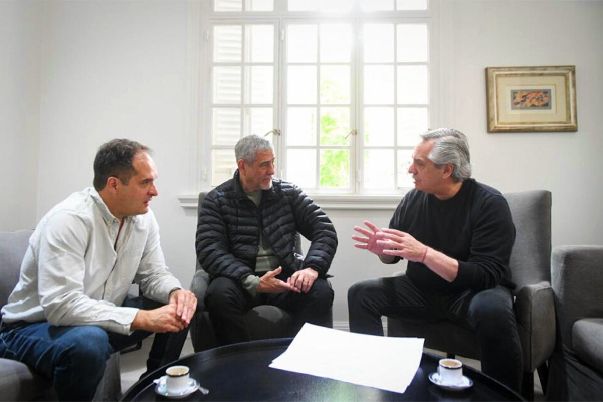 Entrante y saliente, con el presidente.