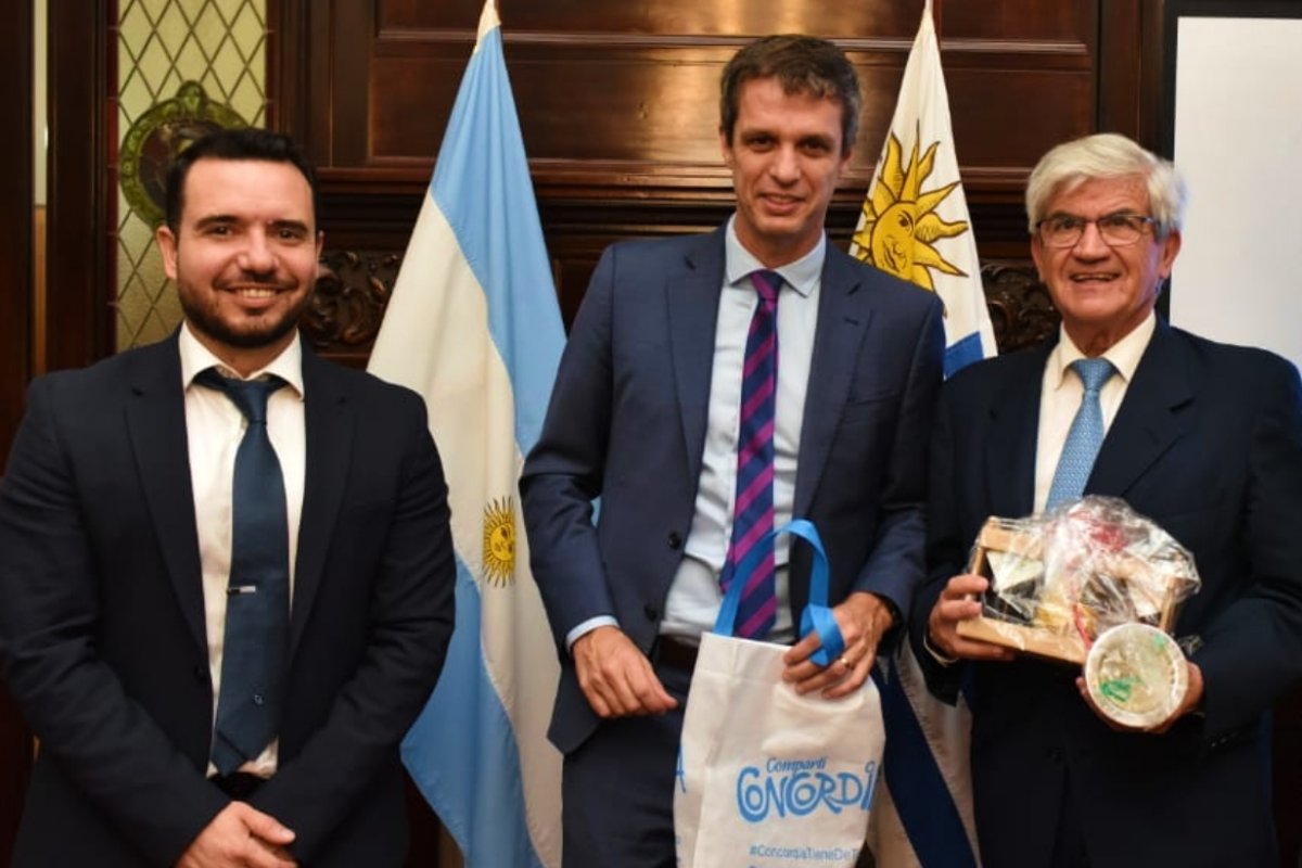 &Aacute;lvarez, Cresto y el embajador Iribarne.