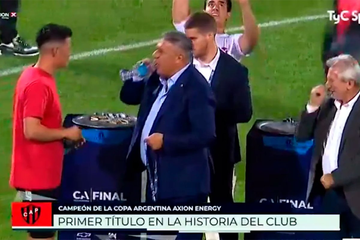 Tapia en la premiaci&oacute;n de Patronato