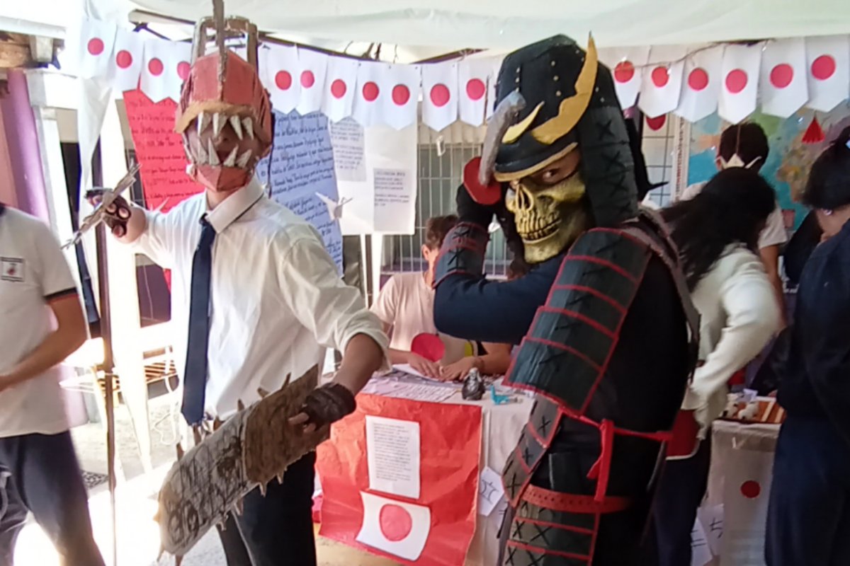 Caracterizados con indumentaria de Jap&oacute;n.