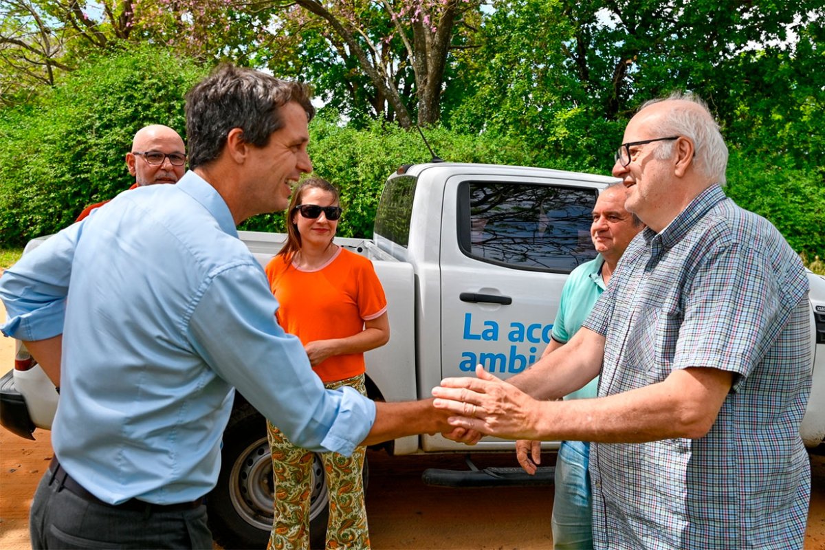 Cresto en recorrida por la costa con empresarios