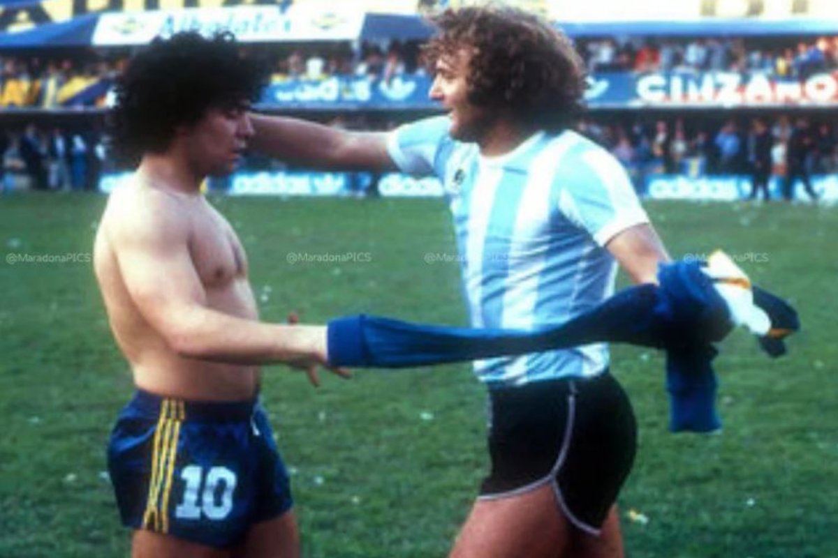 Berta y el 10, intercambiando camisetas.