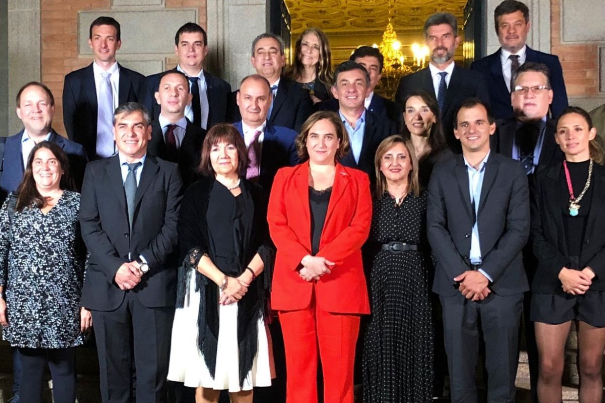 Ada Colau (centro), primera alcaldesa de Barcelona