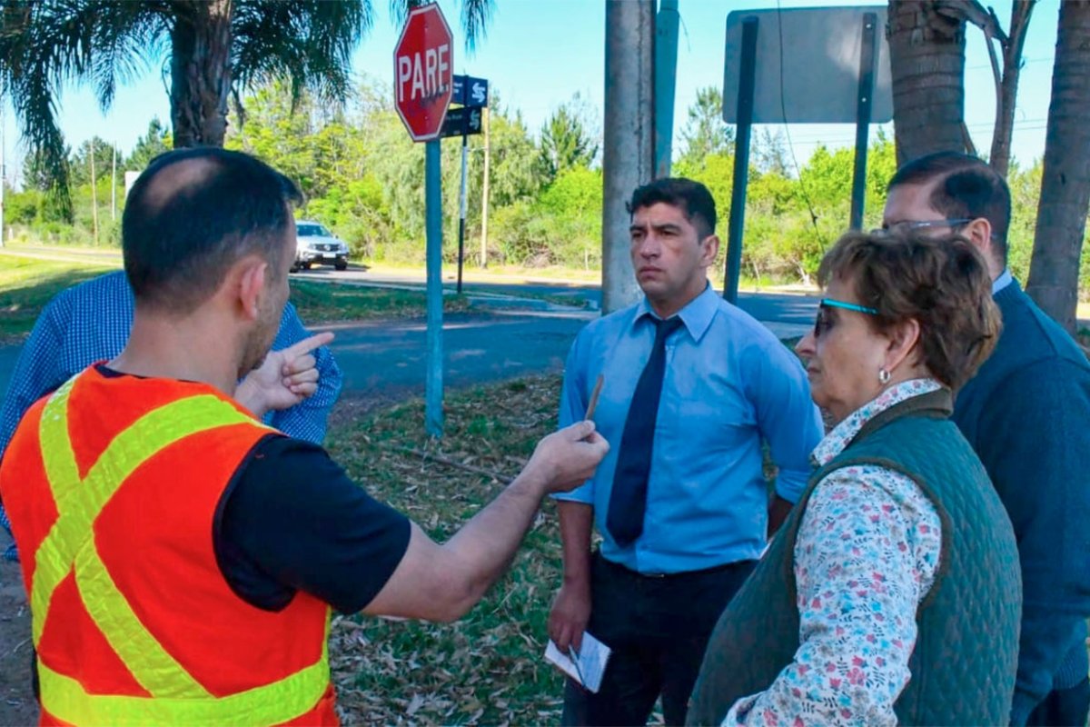 Funcionarios de tr&aacute;nsito con la Arq. L&oacute;pez Bernis
