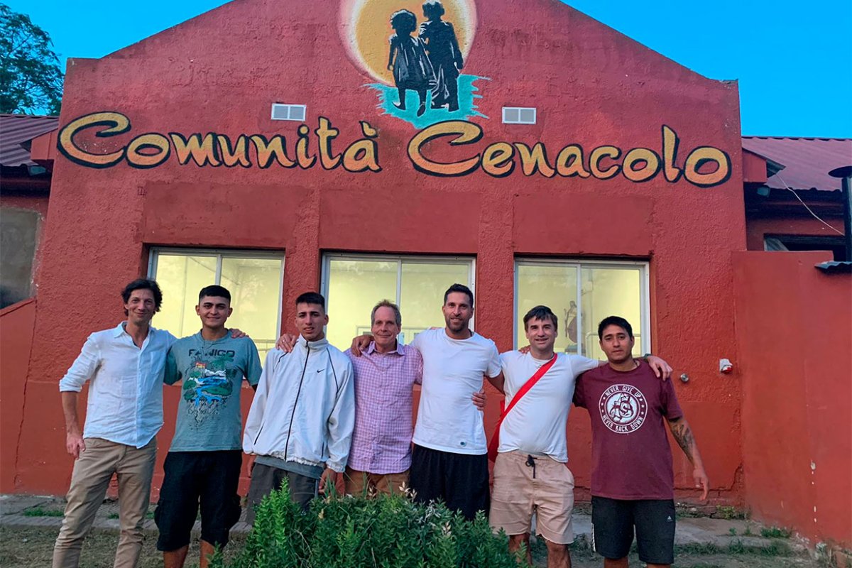 Ariel (de campera) con los misioneros