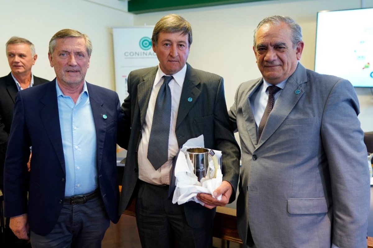 Francou, rodeado por autoridades de CONINAGRO.