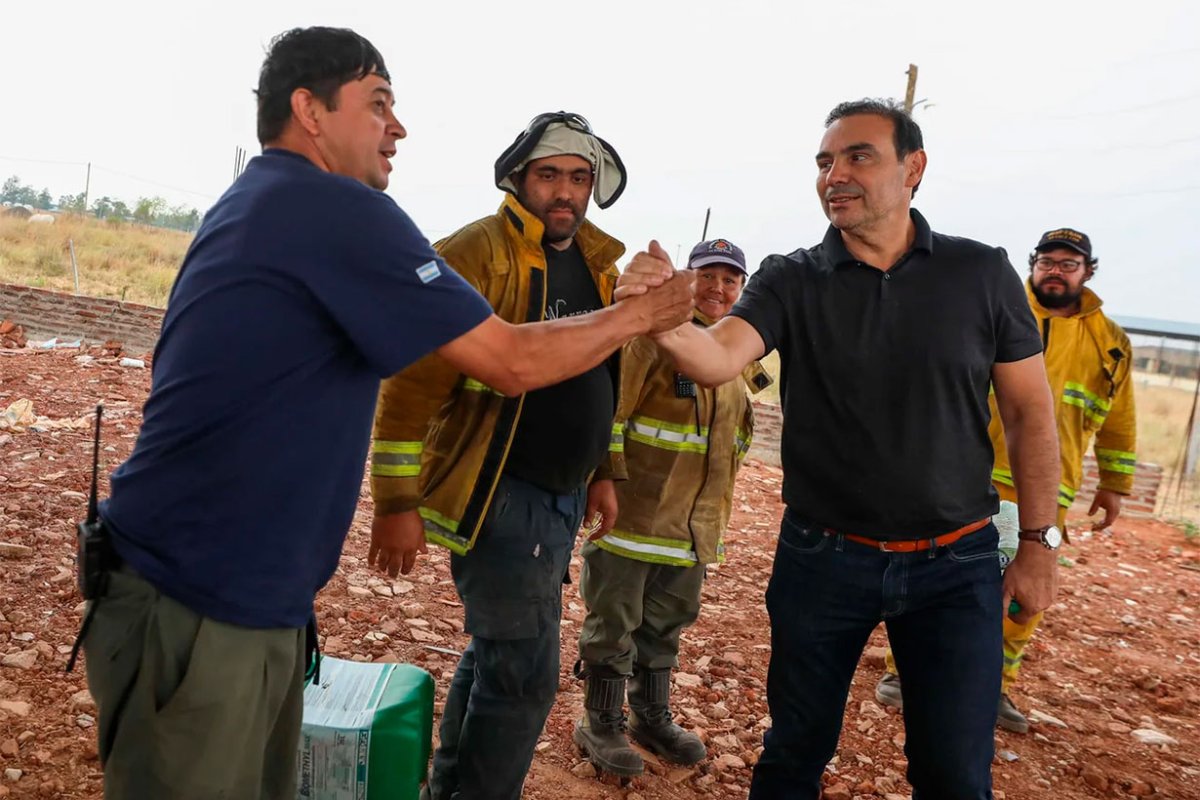 El gobernador Vald&eacute;z con bomberos