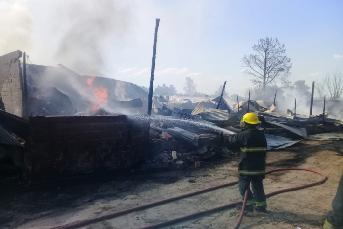 Incendio en un galp&oacute;n a la vera de la Autov&iacute;a 14.