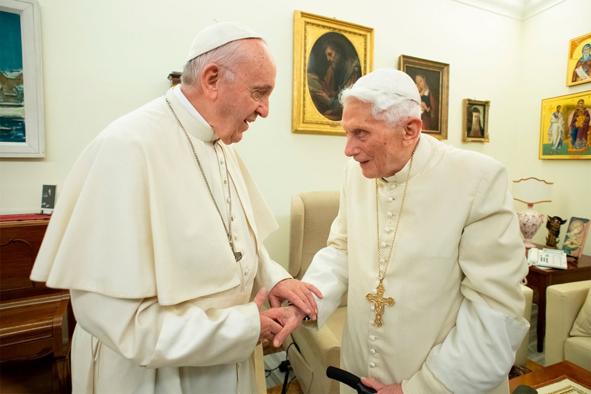 El em&eacute;rito Benedicto XVI con el Papa Francisco