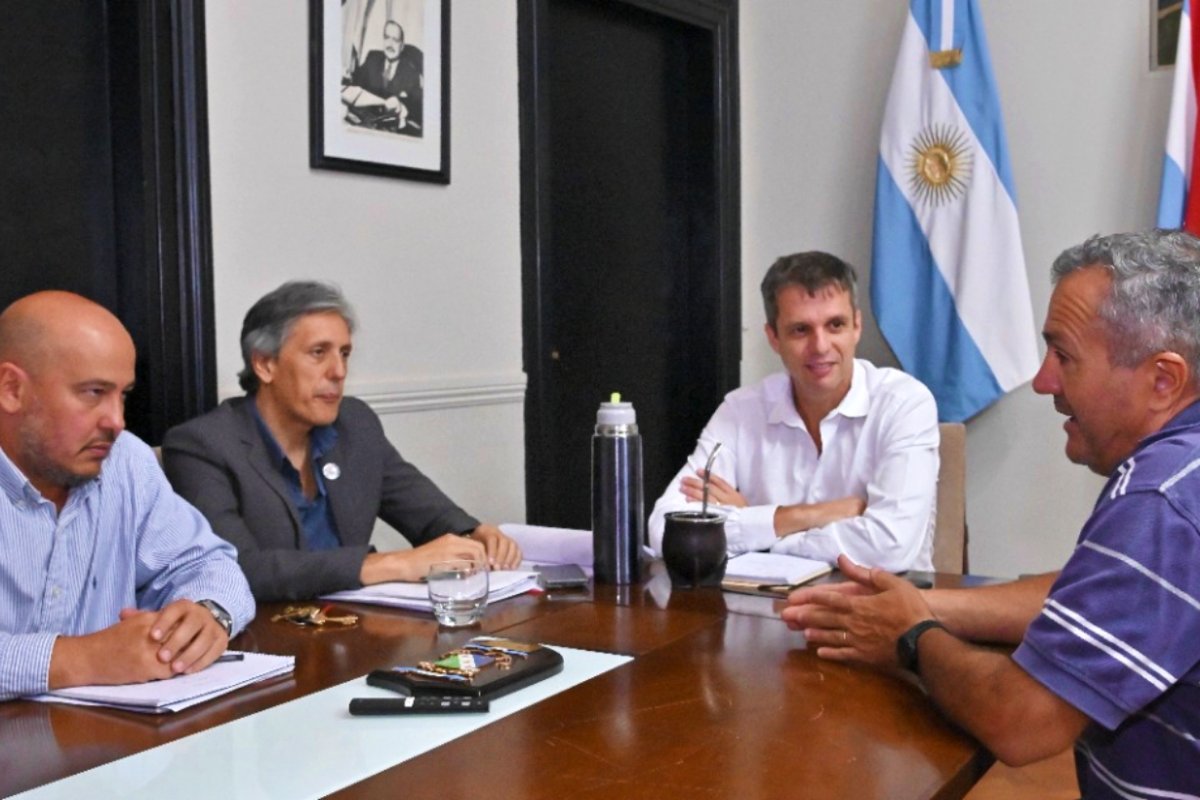 Brandt, recibido por Cresto y dos secretarios.