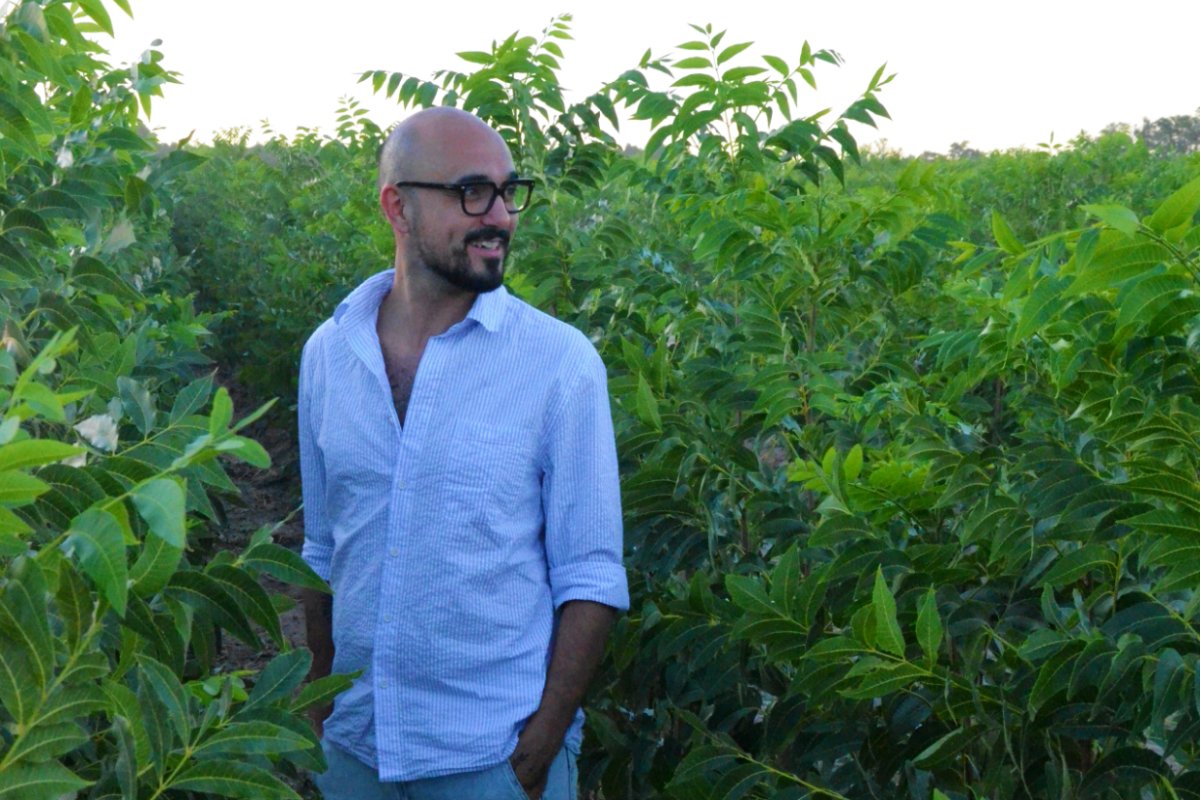 Disfrutando, en pleno vivero de nuez pec&aacute;n (EER).