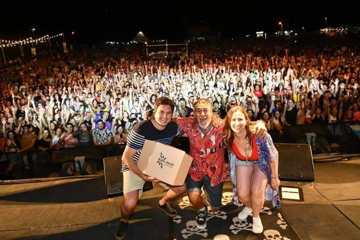 Bastian y su vice, junto al l&iacute;der de Kapanga.