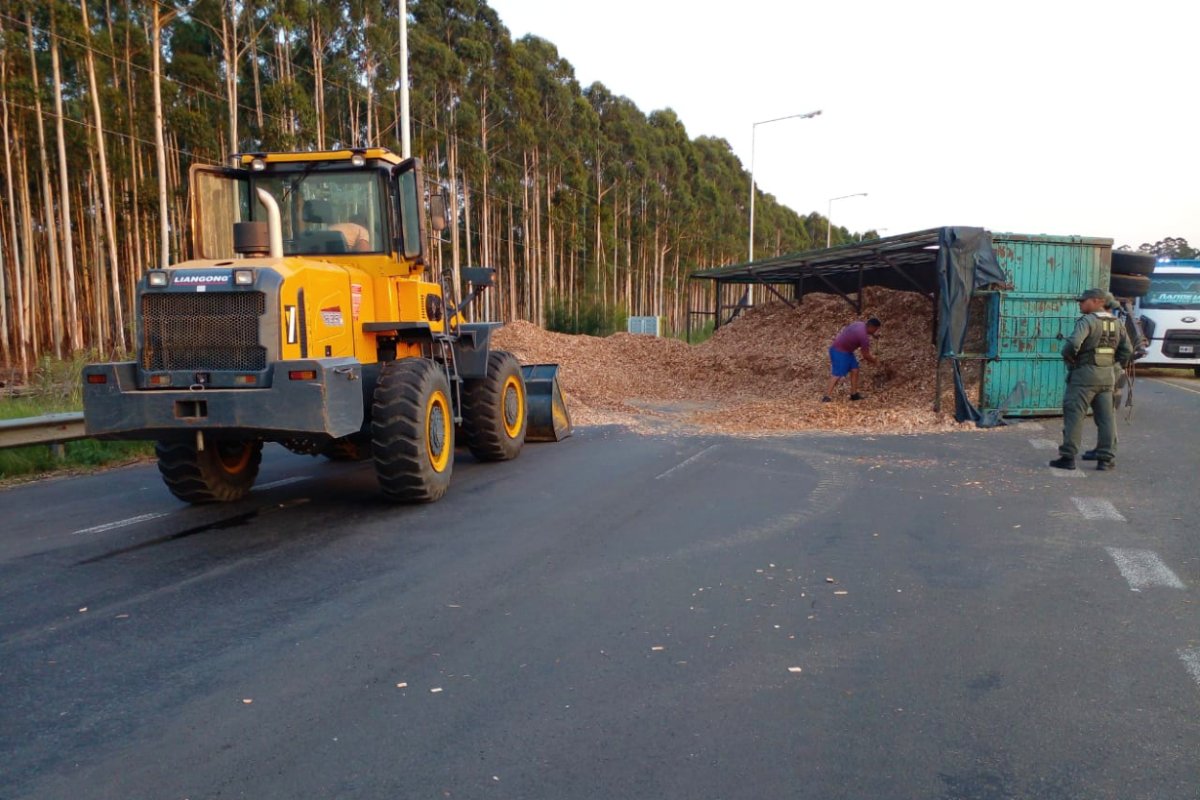 Una m&aacute;quina extrae el chip para despejar la ruta.