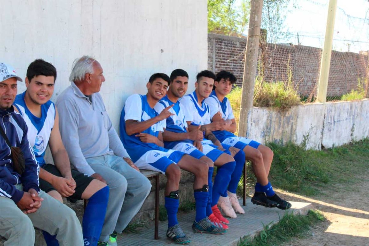 Danilo saluda a c&aacute;mara junto a otros jugadores