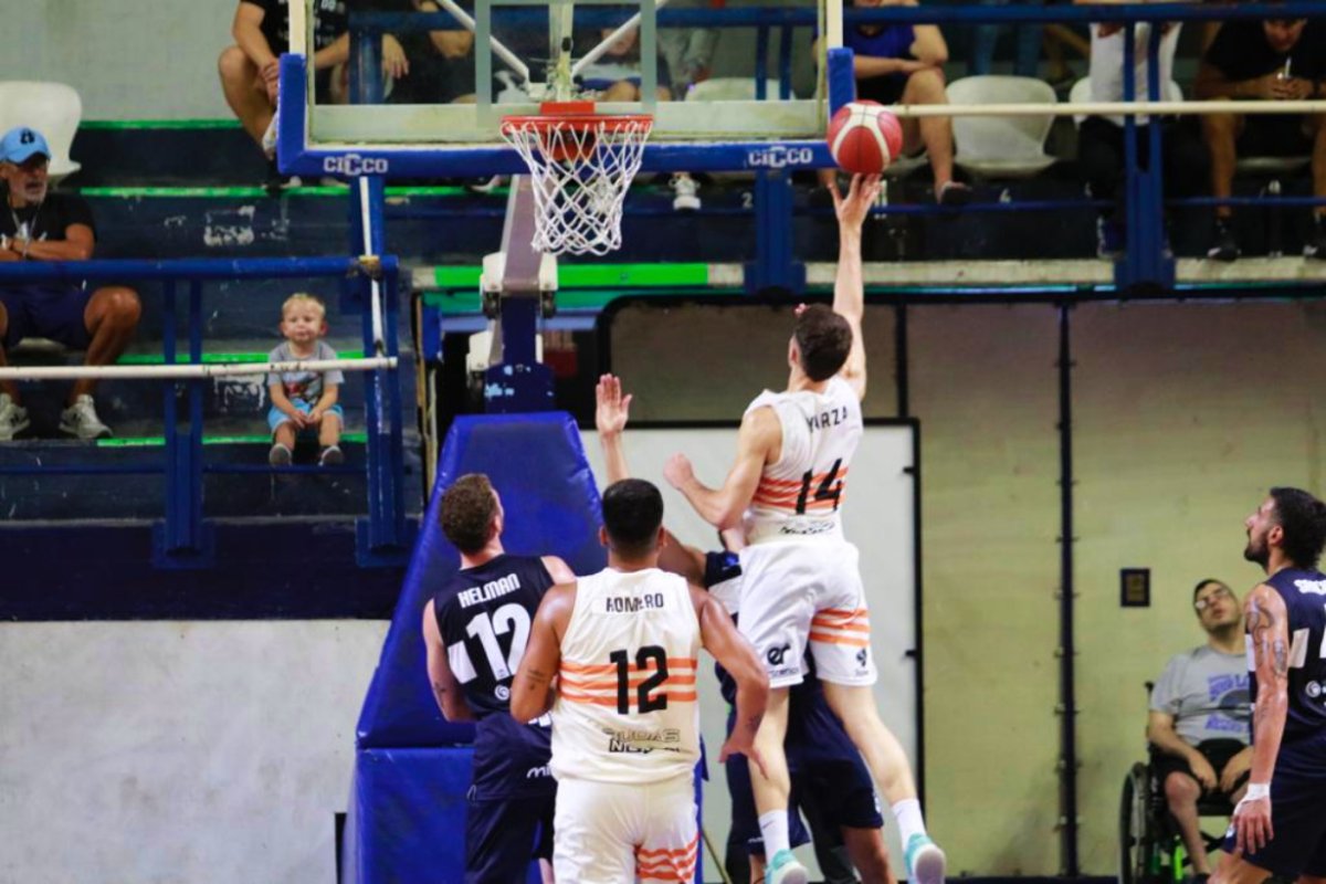 Yarza convierte 2 de sus 12 puntos en la noche.