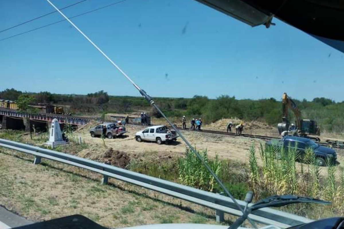 As&iacute; limpiaron el acceso al puente.