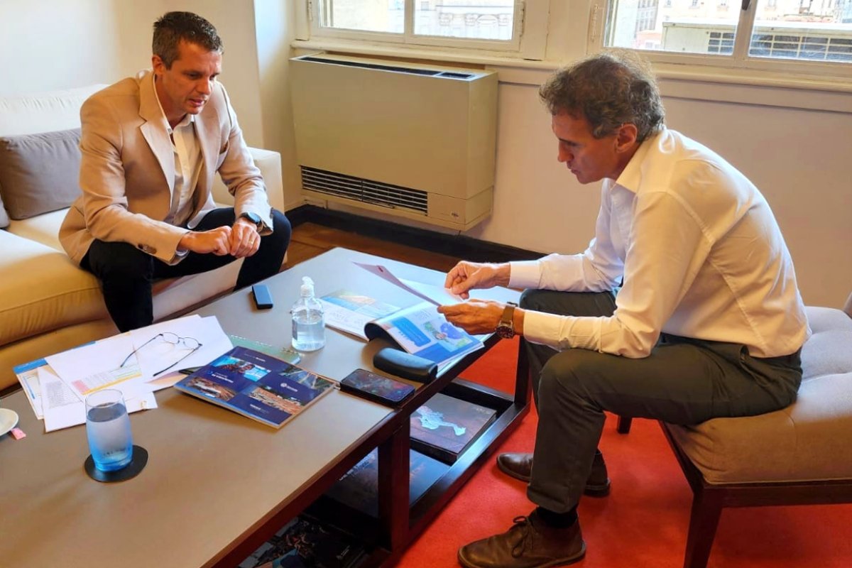 El intendente con el ministro de obras p&uacute;blicas.