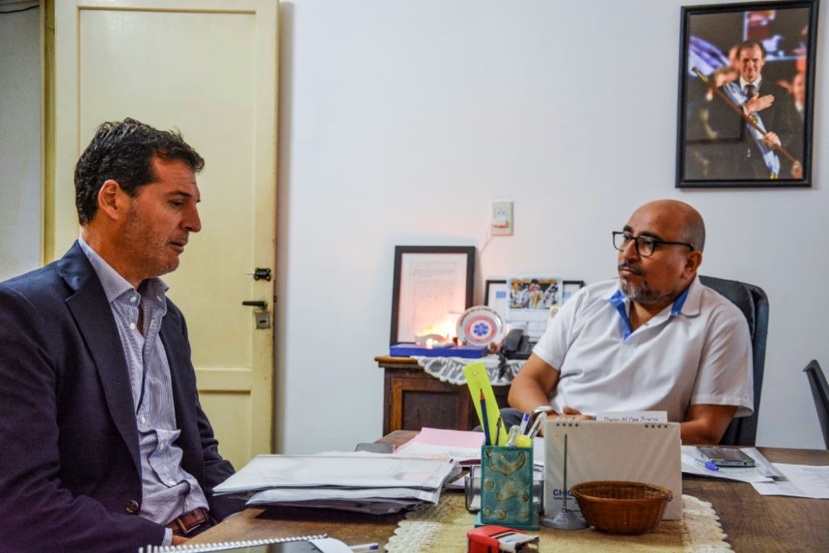 Eduardo Asueta con el director Jos&eacute; C&aacute;ceres.