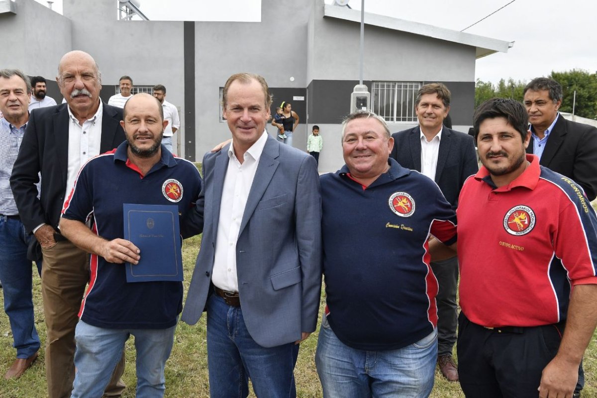 Bordet junto a Bomberos en el acto en Basavilbaso.