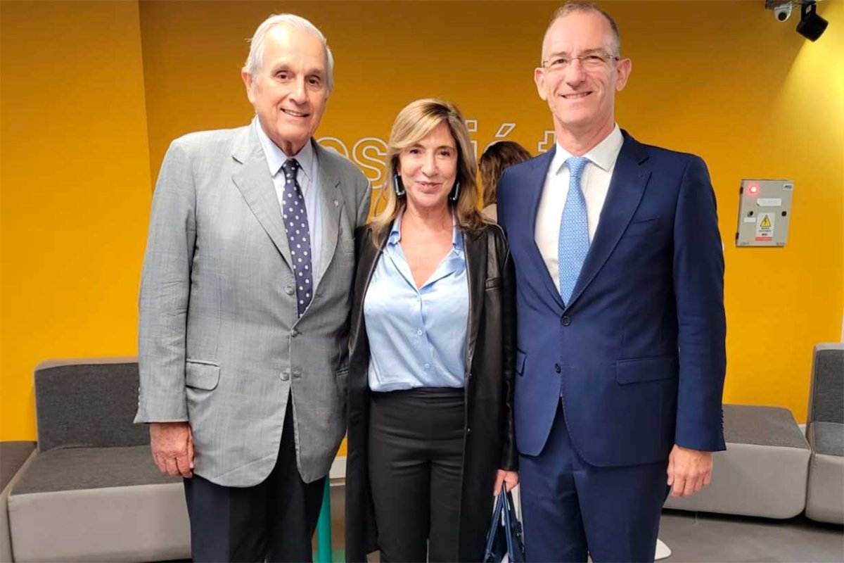 Acevedo Mi&ntilde;o (der), junto a presidente y vice