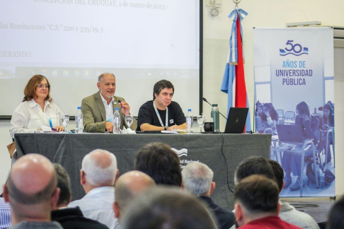 El rector Sabella en la Asamblea Universitaria.