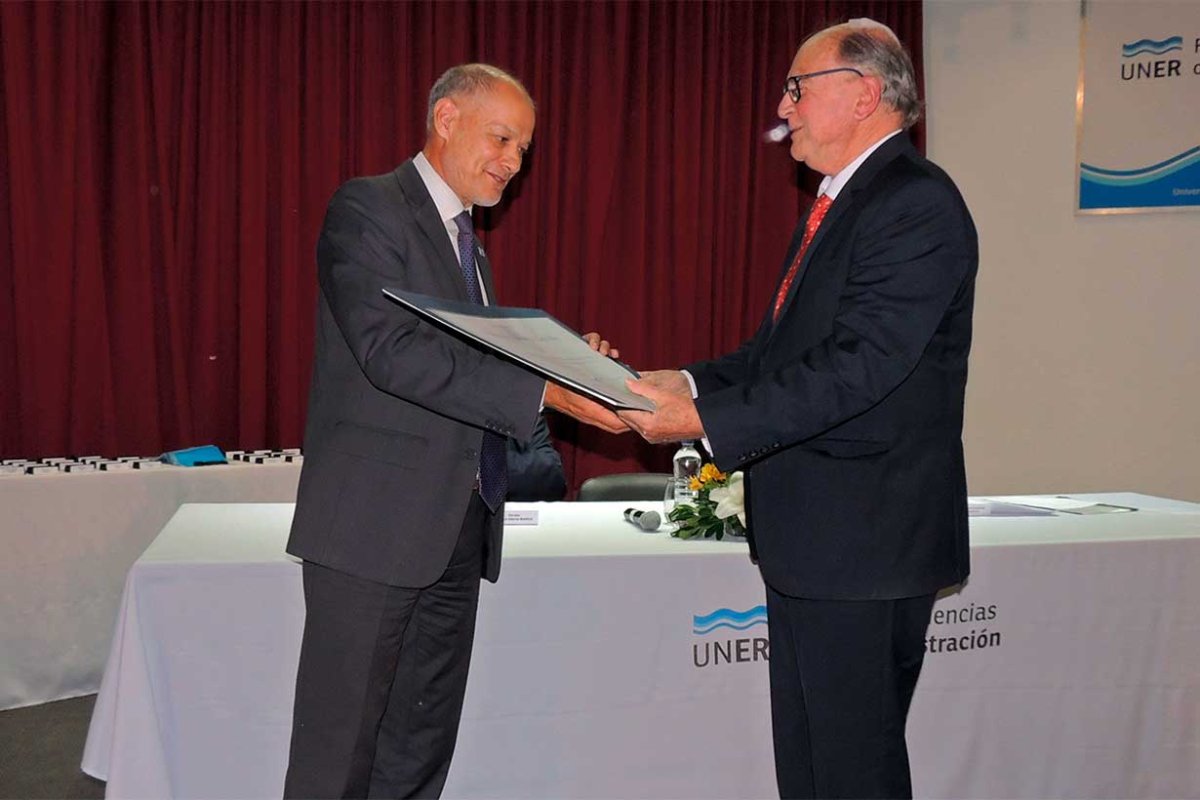 El rector Sabella distingue a Eduardo Asueta