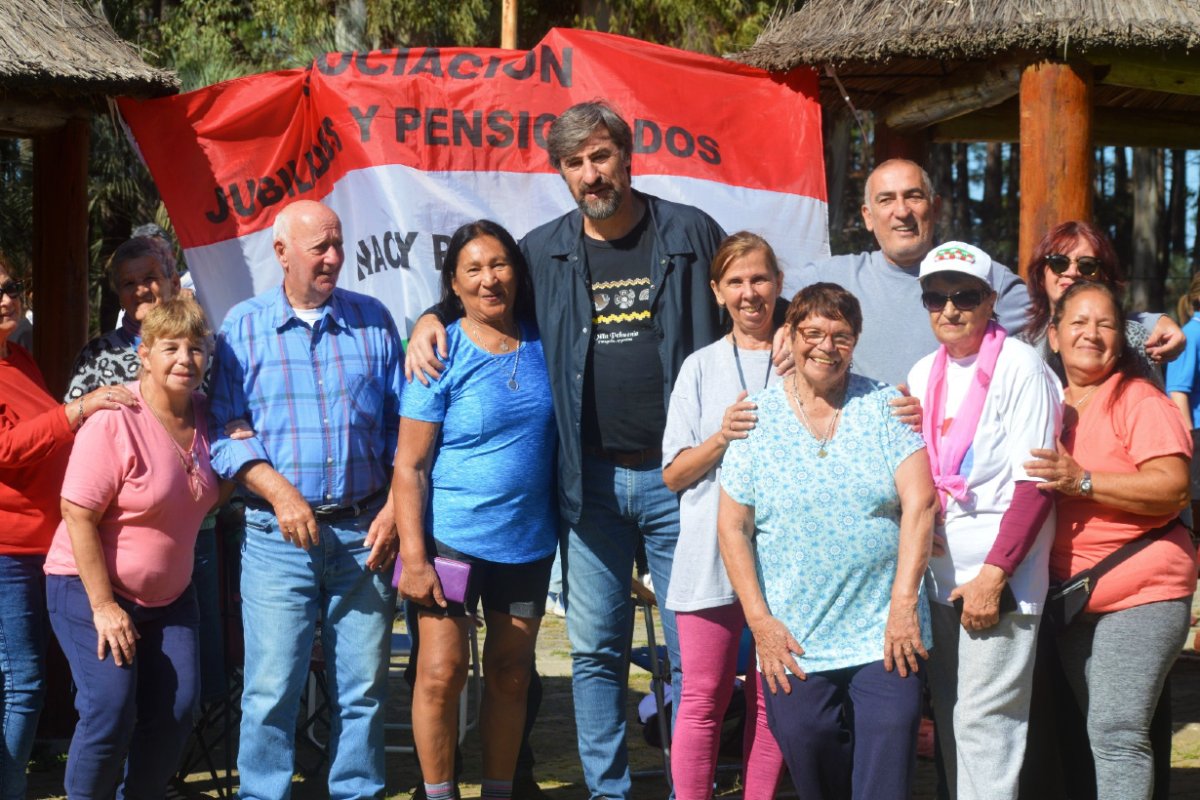 Giano y Rodr&iacute;guez, con jubilados en termas.