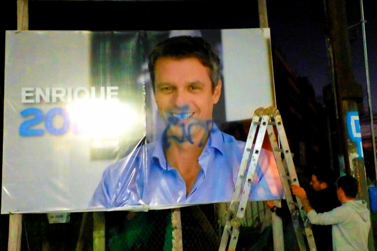 Uno de los carteles retirados.