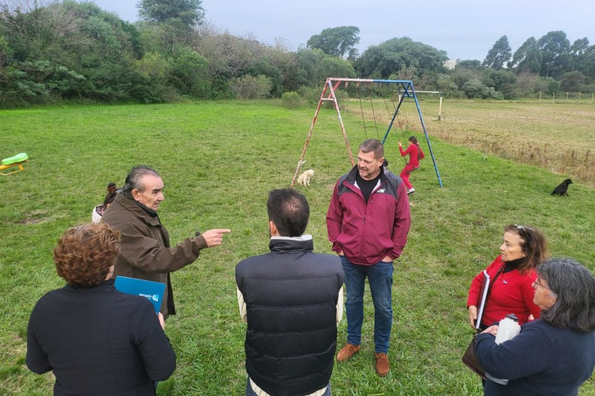 El senador Armando Gay junto a vecinos.
