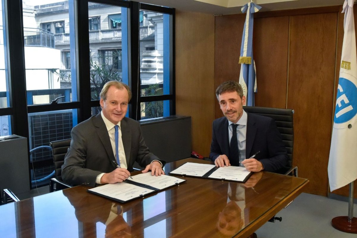 Bordet y Lamothe en la firma de convenios.