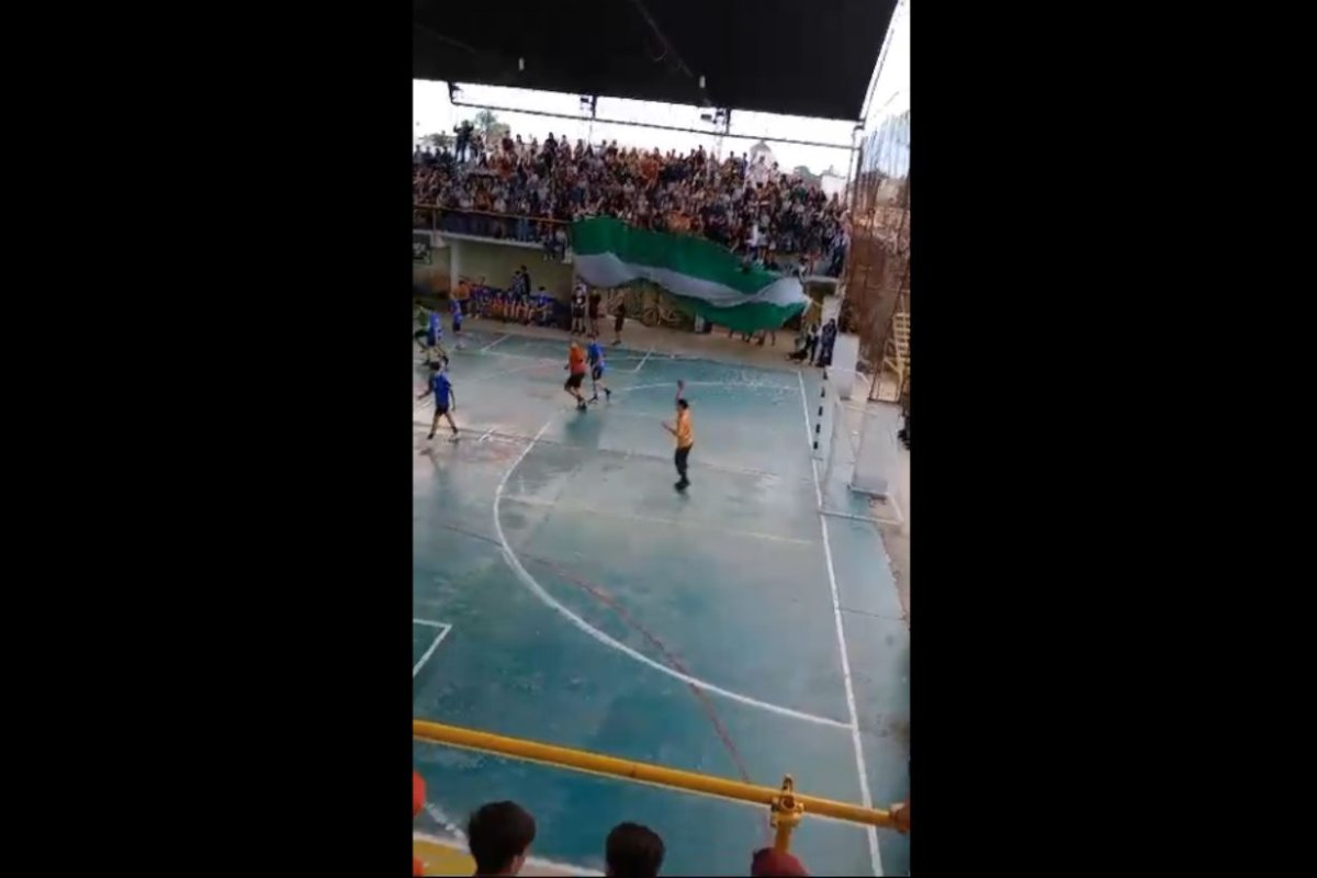 El momento en que cede la baranda.