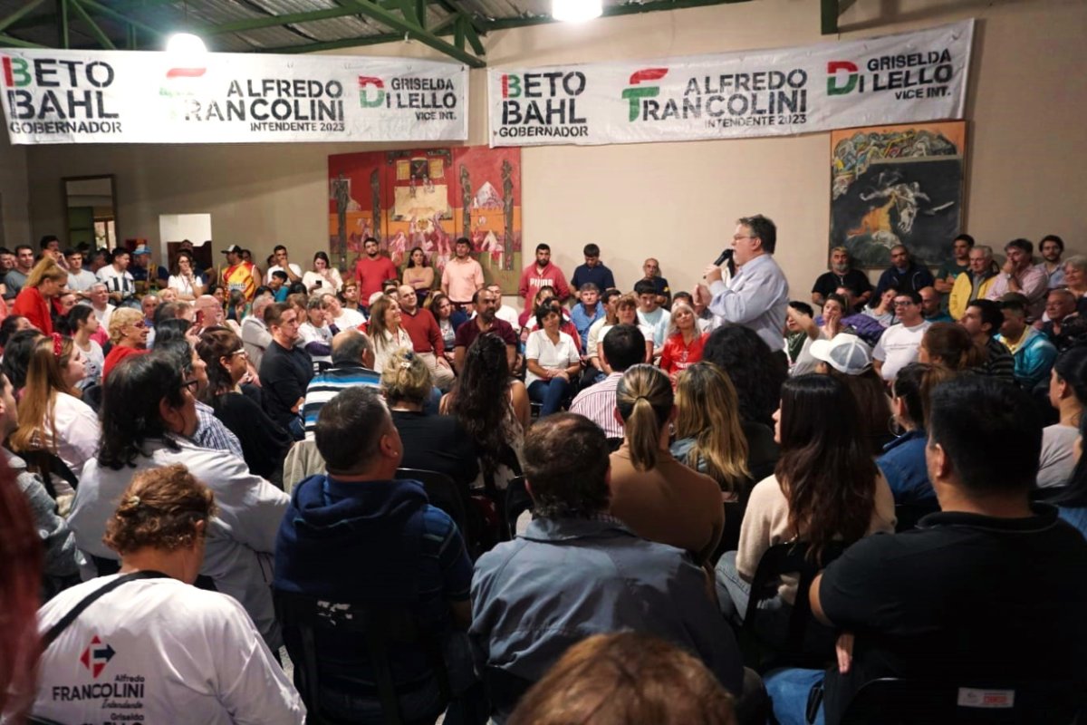 El precandidato, anoche en la reuni&oacute;n.