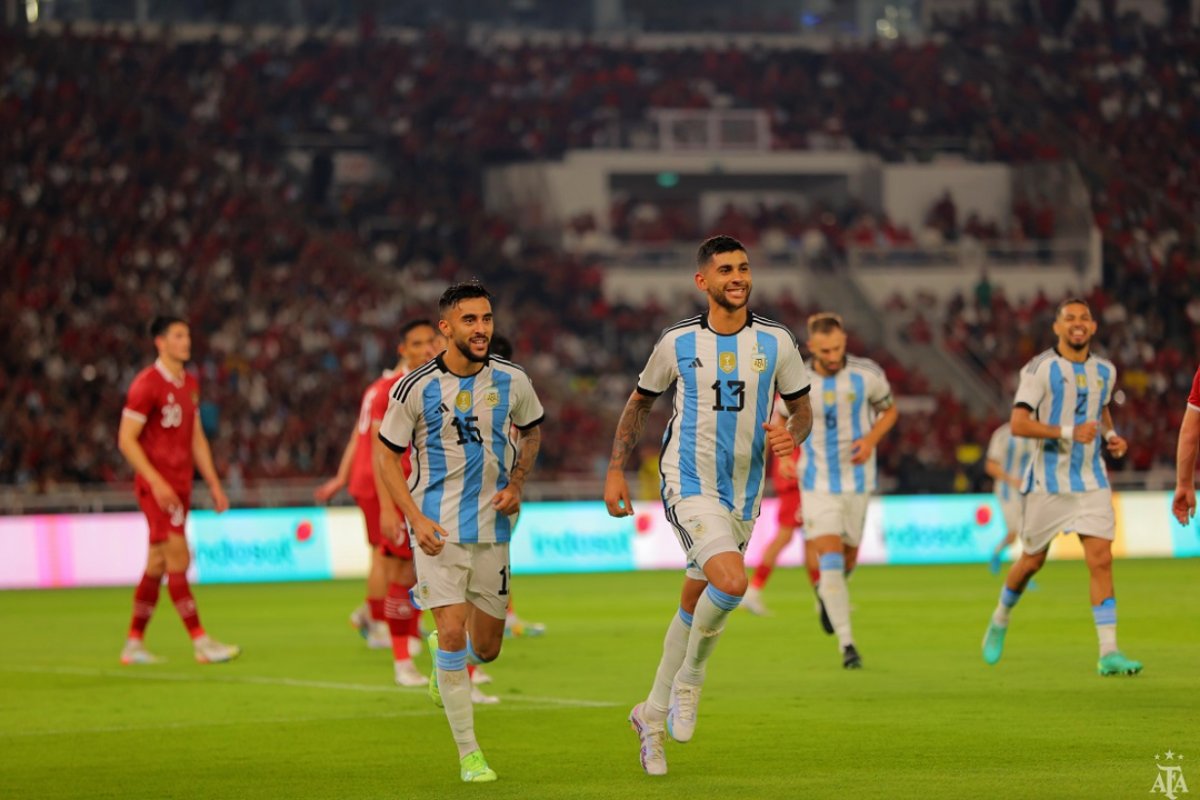 Cuti celebra el gol anotado por &eacute;l.