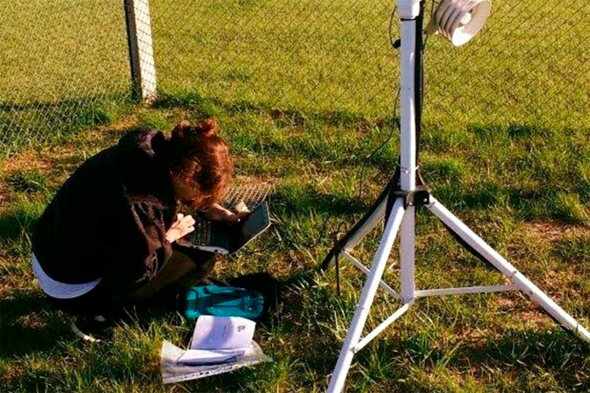 En plena tarea, en una estaci&oacute;n meteorol&oacute;gica