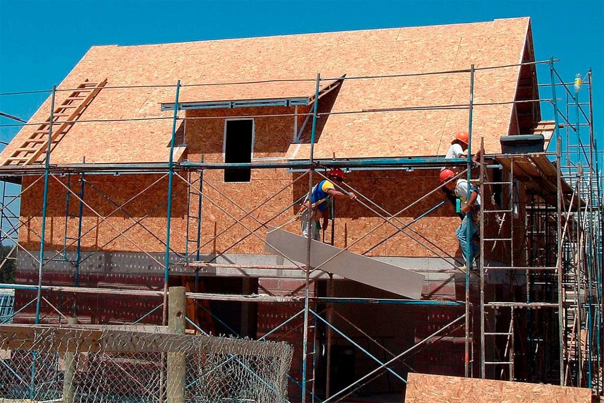Construyen viviendas con tableros OSB