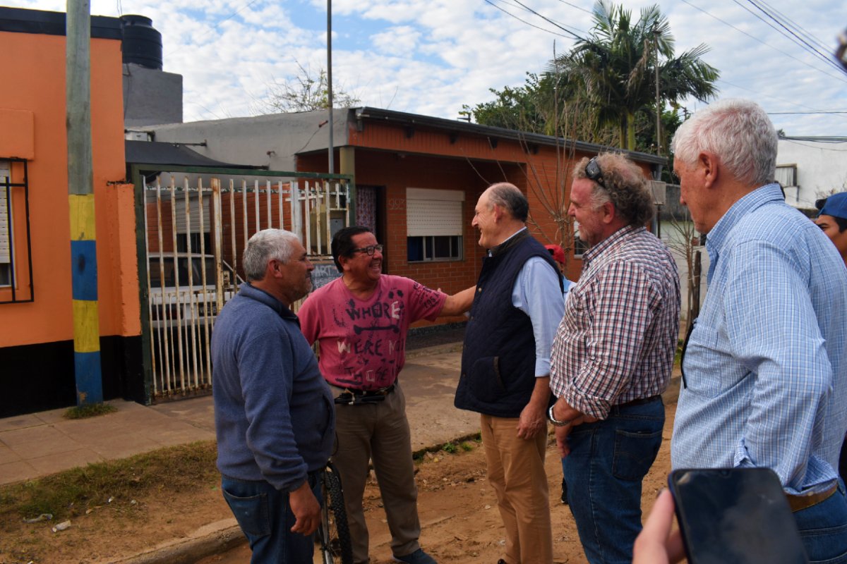 Niez y otros precandidatos en barrio Nebel.