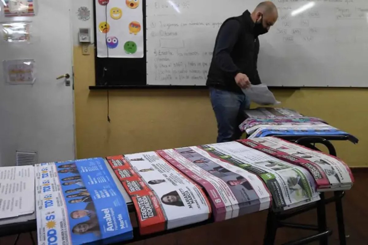 De Archivo: boletas en un cuarto oscuro.