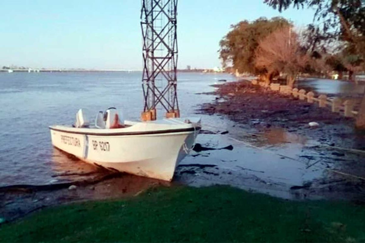 El agua avanz&oacute; sobre la costanera de Libres