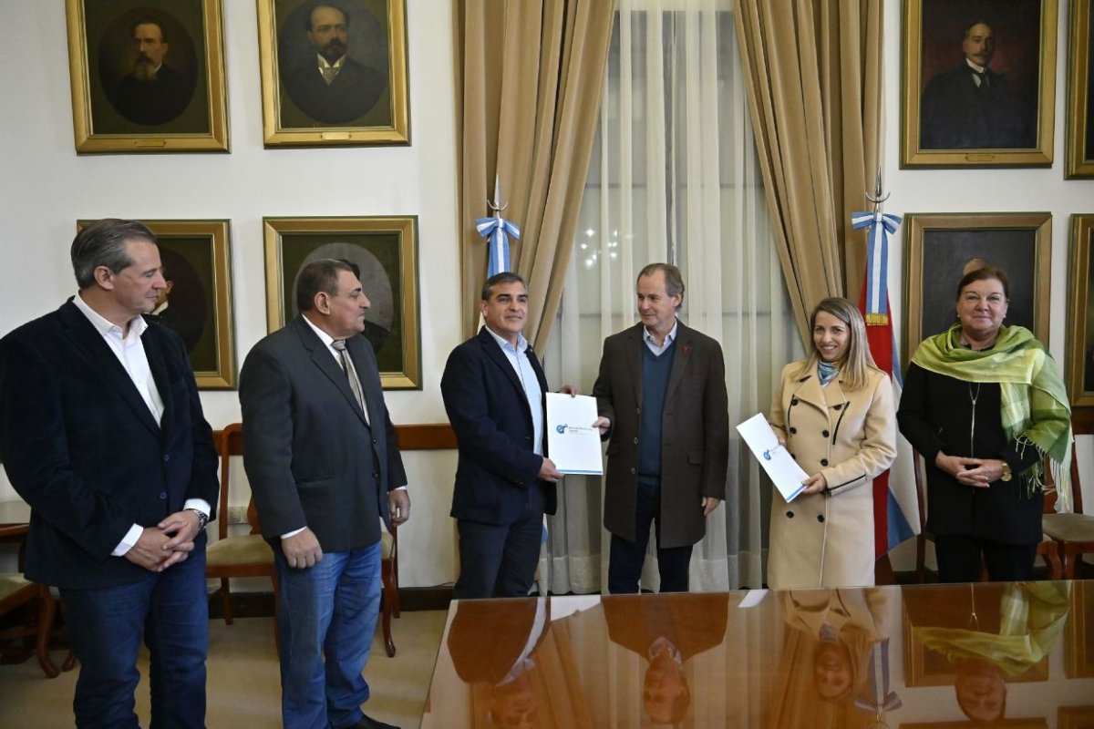 El acto de la firma de contrato de obra.