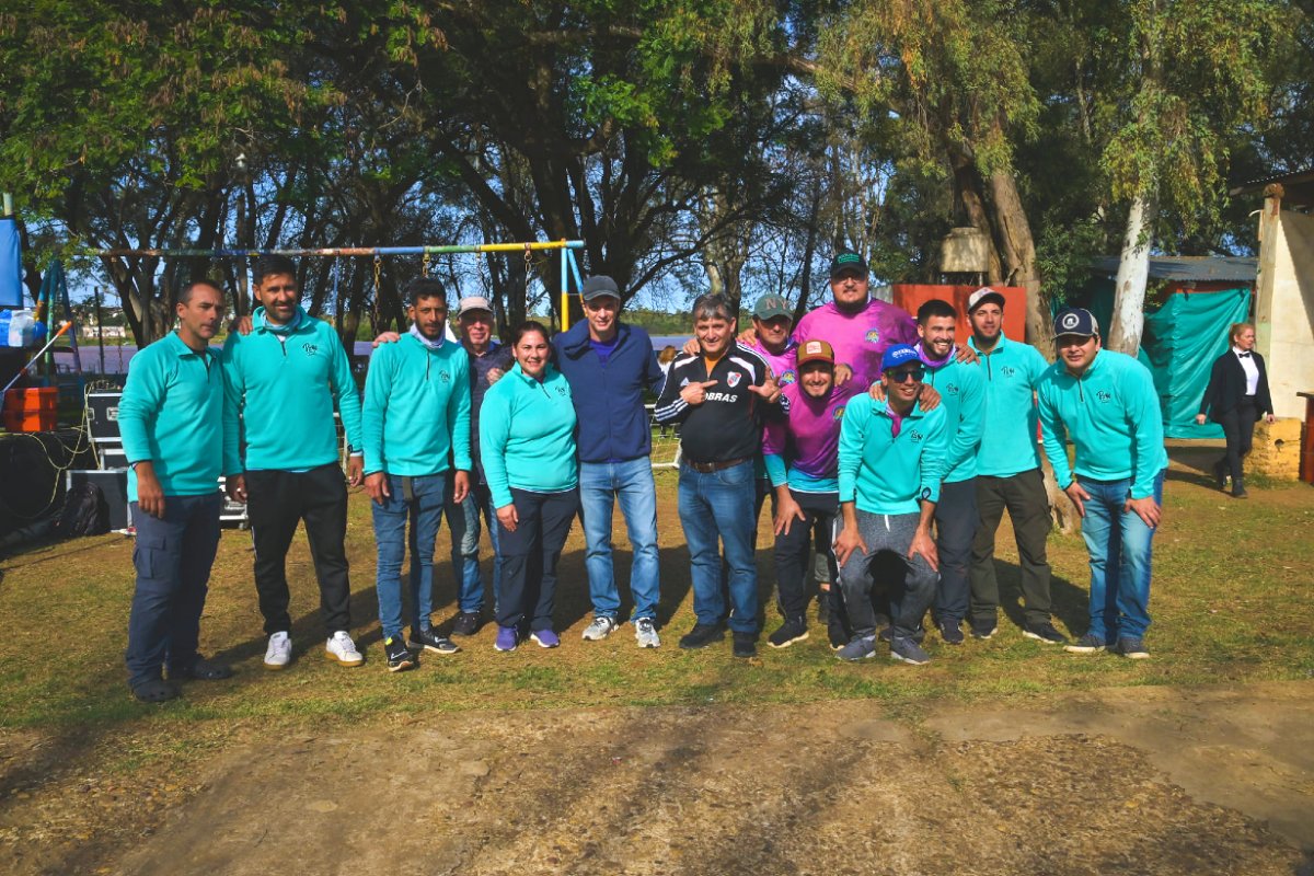 Cresto con algunos pescadores, en Club Pesca.