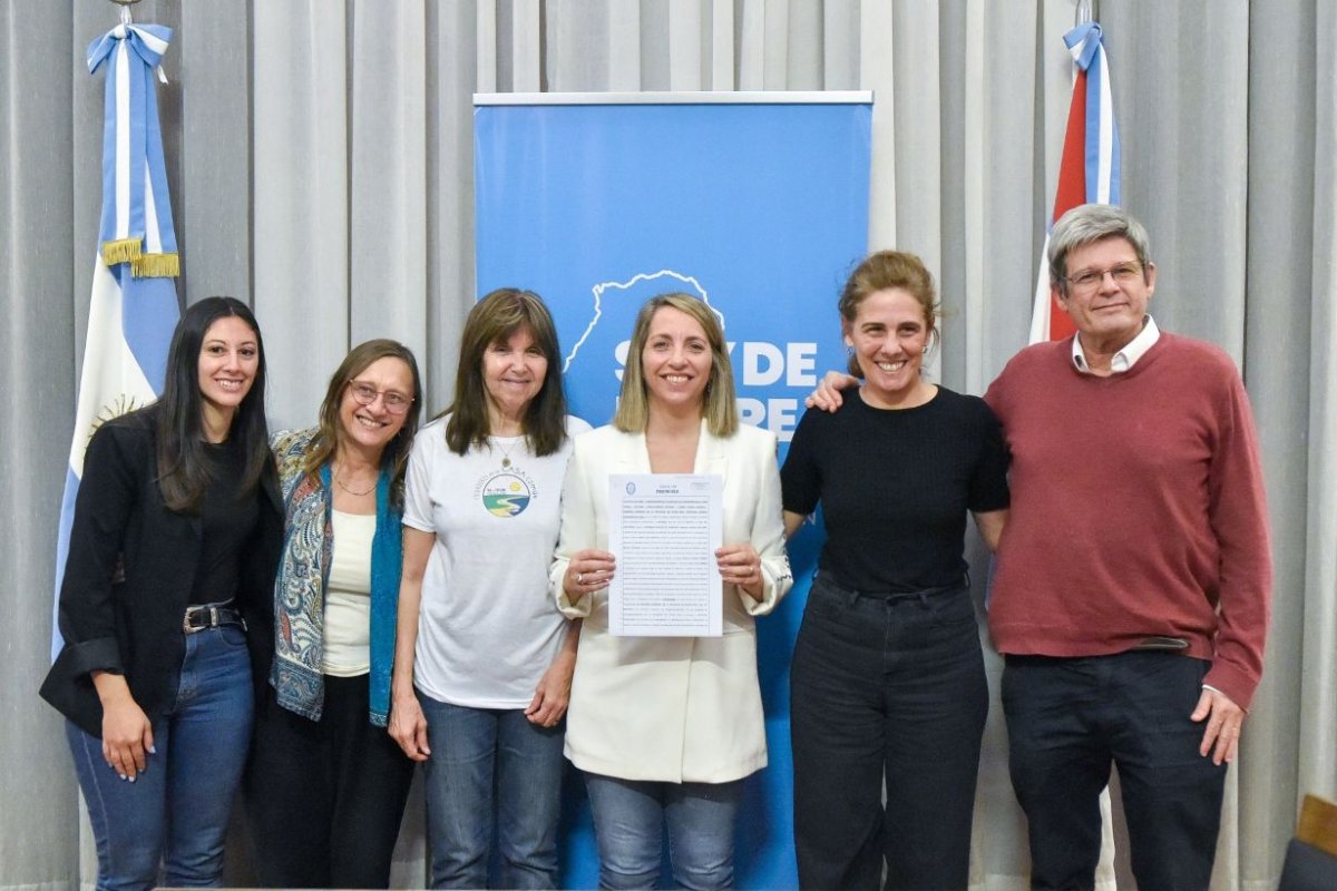 Stratta en la firma del contrato de obra.