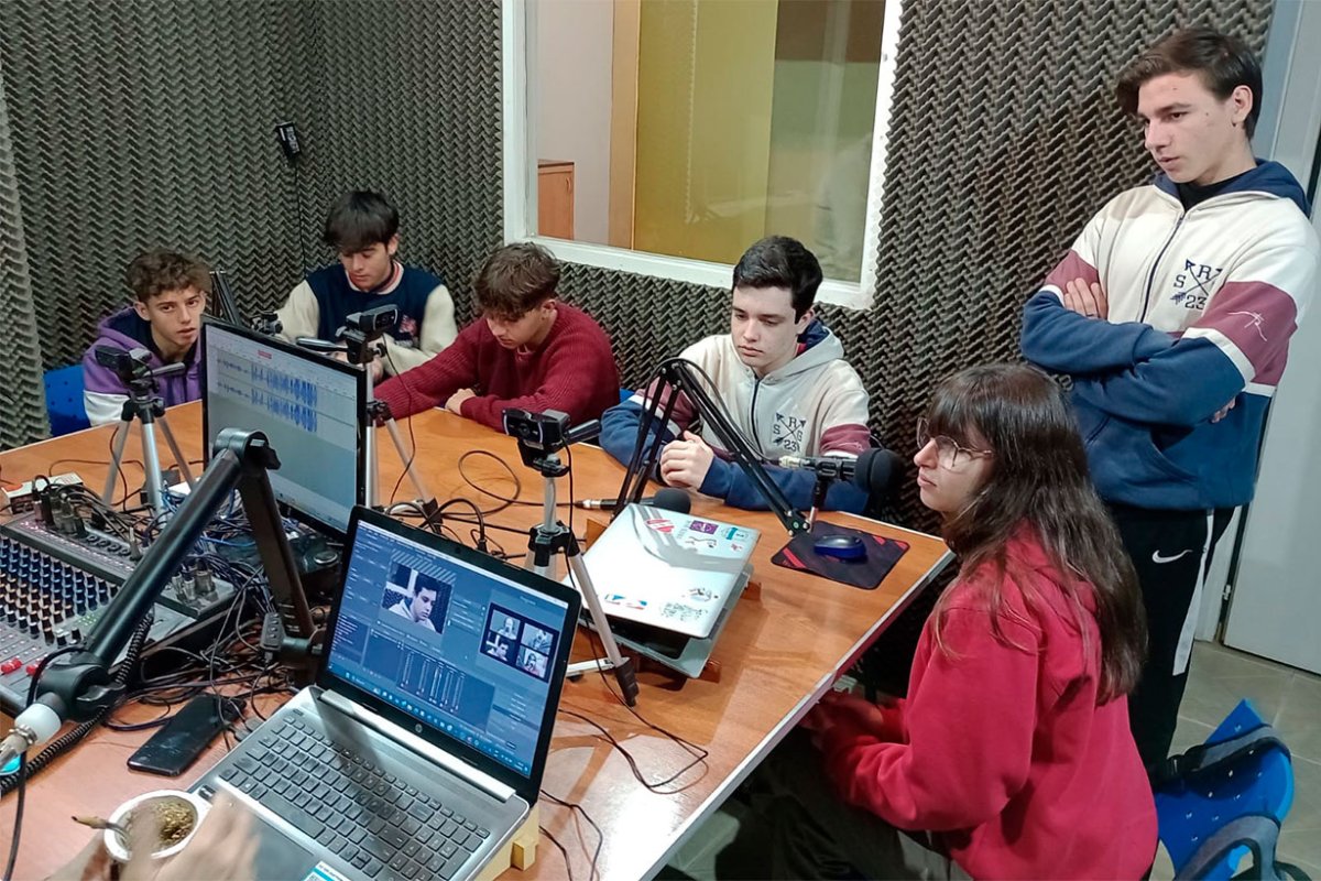 Los estudiantes en visita a O&iacute;d Mortales Radio