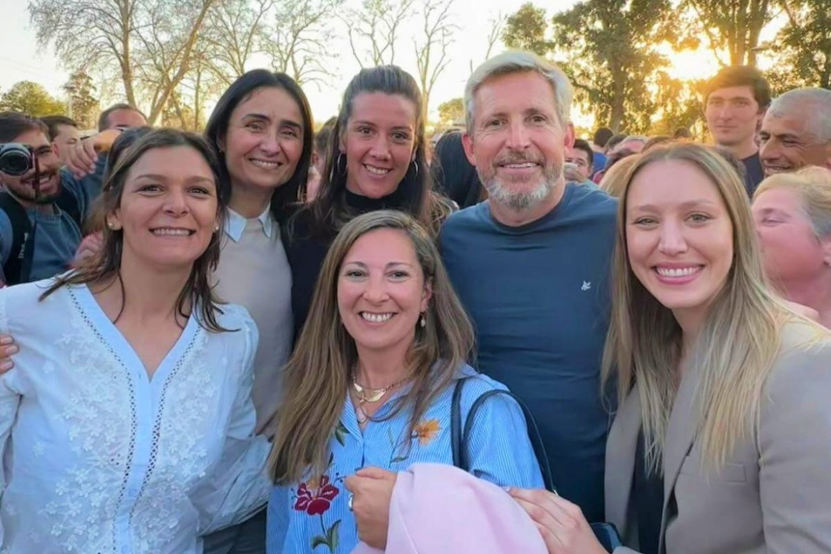 Arce (centro) con Frigerio y otras candidatas.