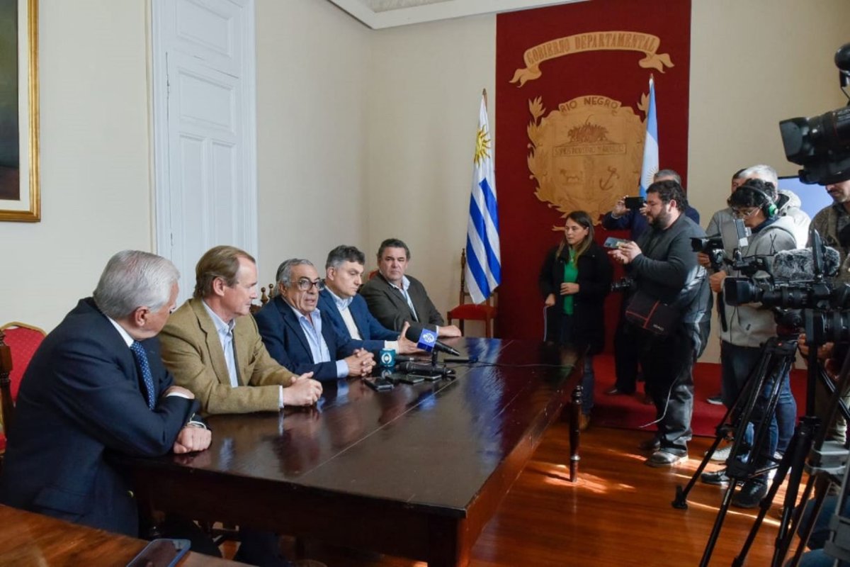 Reuni&oacute;n de Bordet y autoridades uruguayas.