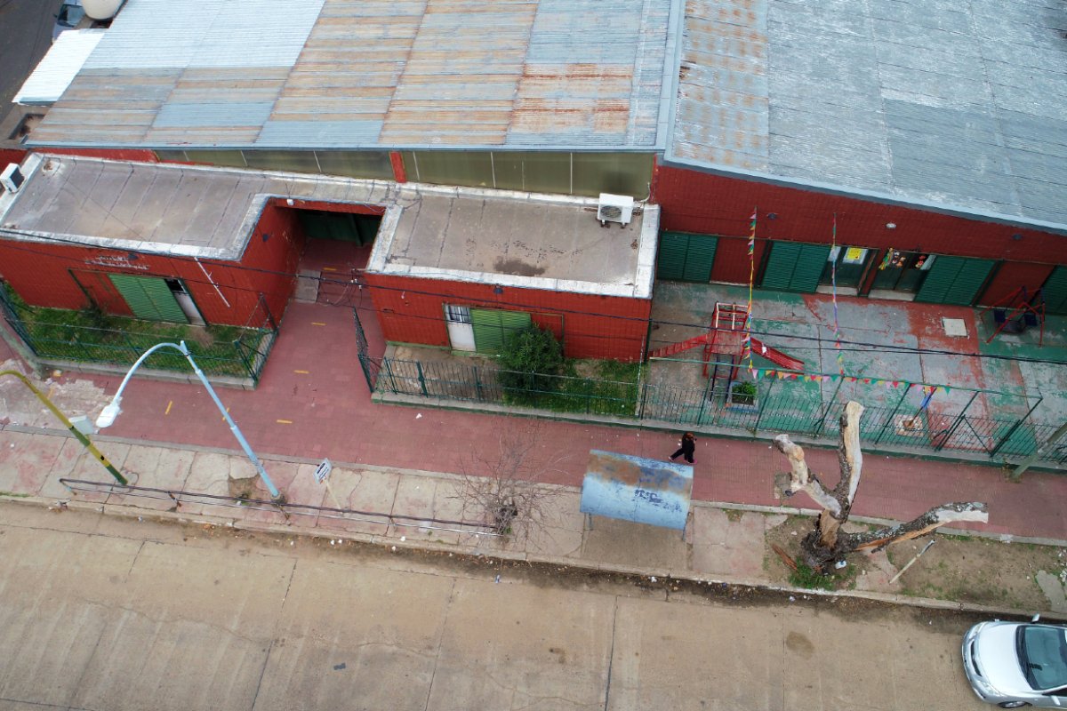 Un vista a&eacute;rea de la escuela centenario.