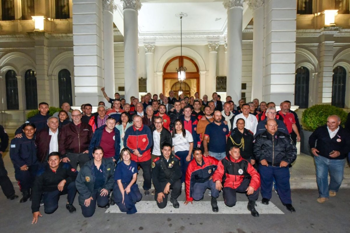 Bomberos Voluntarios en Casa de Gobierno.