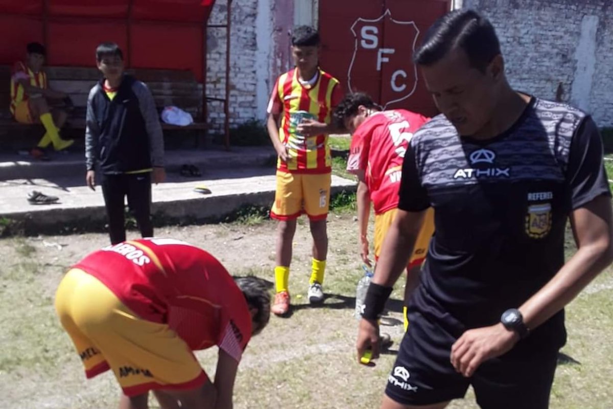 Acosta y el jugador de Uni&oacute;n