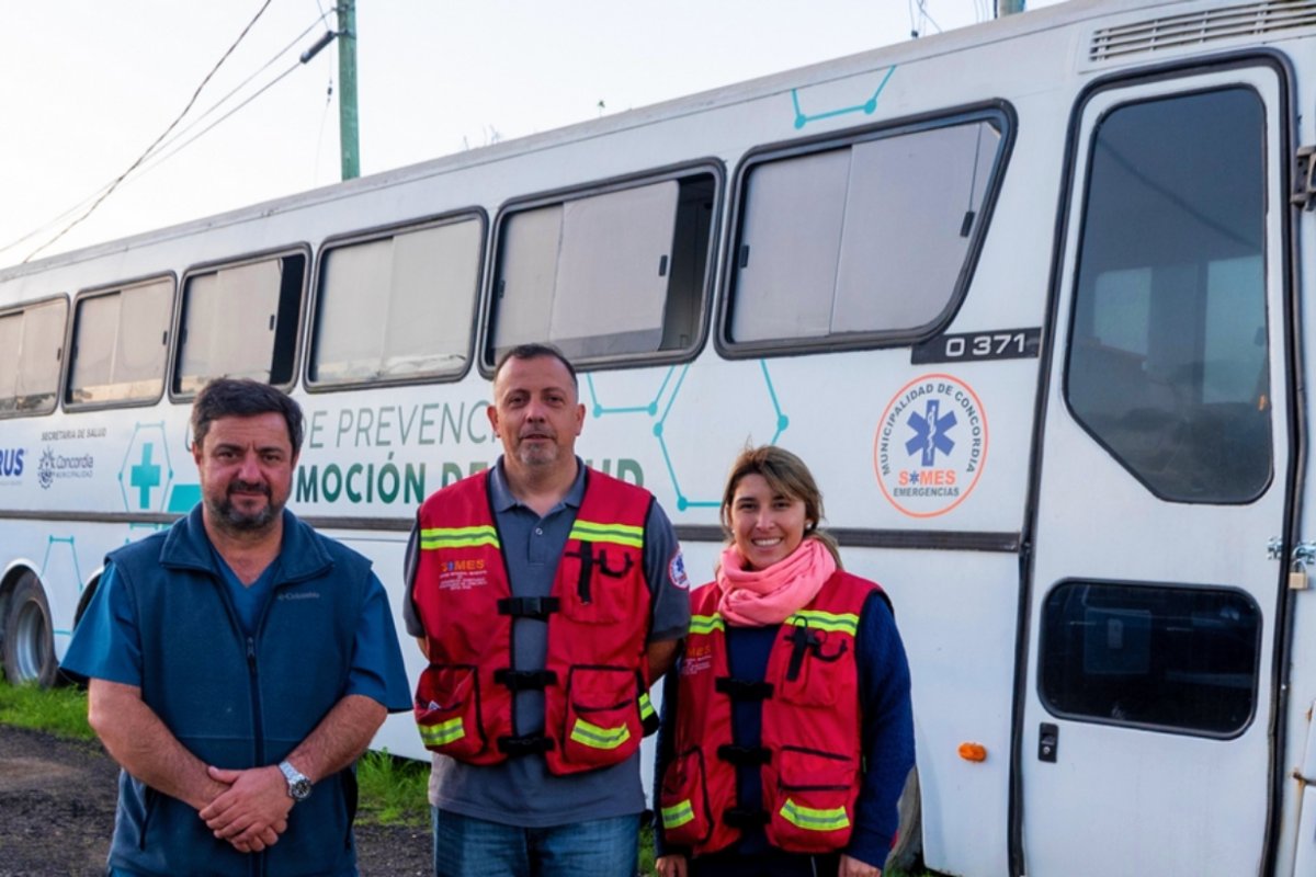 Diego Saur&eacute; junto a la Unidad M&oacute;vil de atenci&oacute;n.