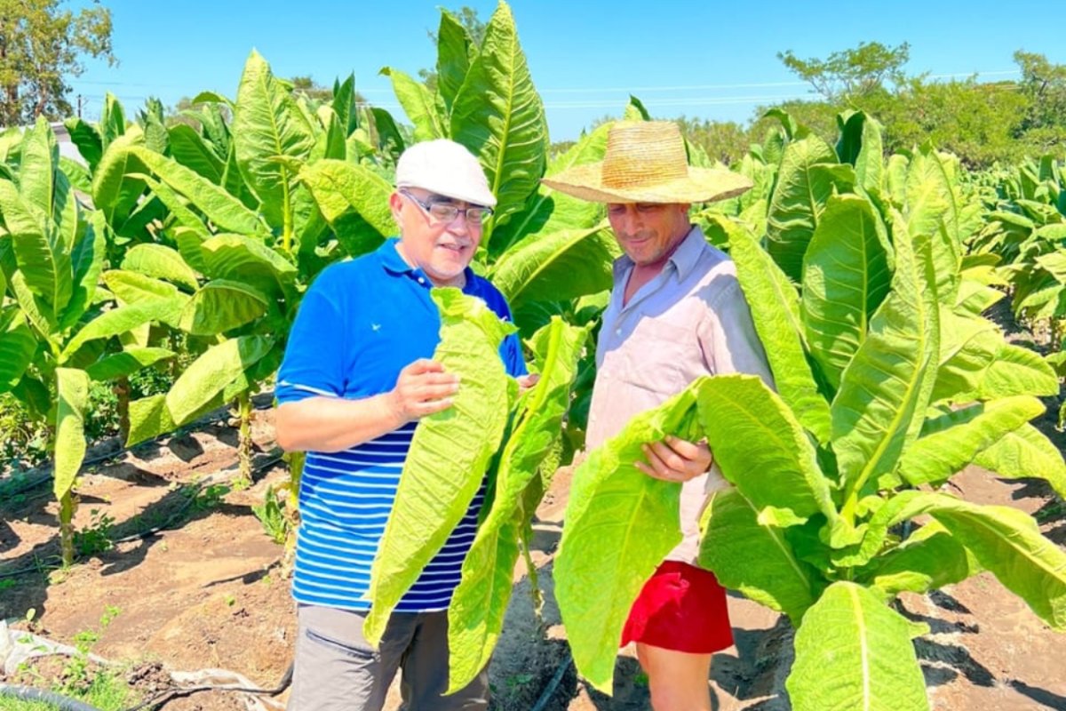 Varas (de azul), coordinador del Fondo del Tabaco